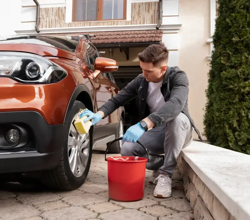 Lavage auto à domicile Saint-Just-de-Claix : professionnel intervenant sur un véhicule